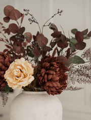 Composition florale artificielle – Dahlia bordeaux et pivoine crème