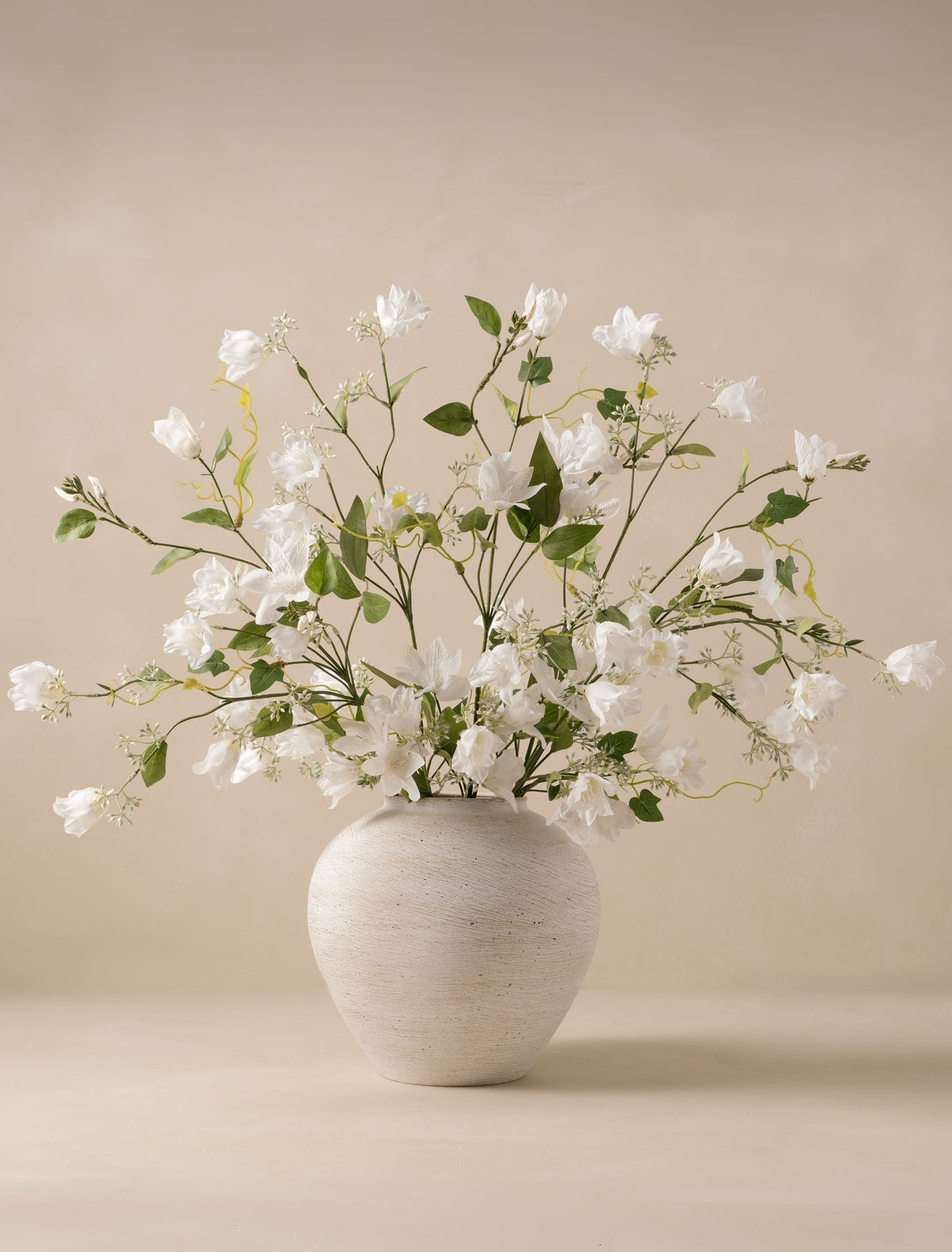 Composition florale artificielle – Campanules et clématites blanches