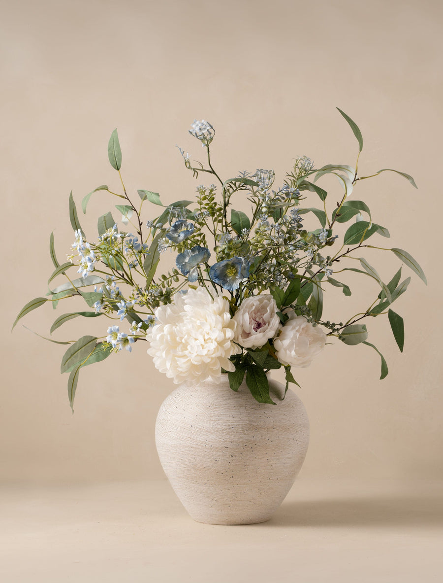Composition florale artificielle - Dahlia blanc et coquelicot bleu