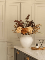 Composition florale artificielle – Hortensia orange et eucalyptus