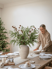 Composition florale artificielle – Baies blanches et pommes de pin