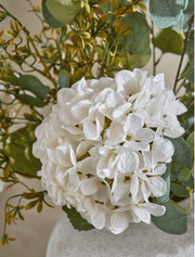 Composition florale artificielle – Eucalyptus et hortensia blanc