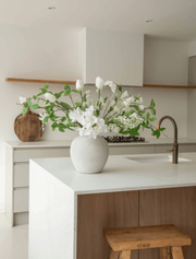 Composition florale artificielle – Tulipe et Agapanthe blanche