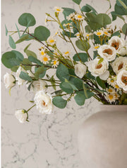 Composition florale artificielle – Eucalyptus et camomille blanche