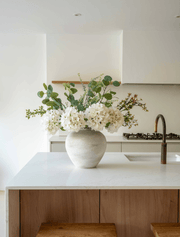 Composition florale artificielle – Eucalyptus et hortensia blanc
