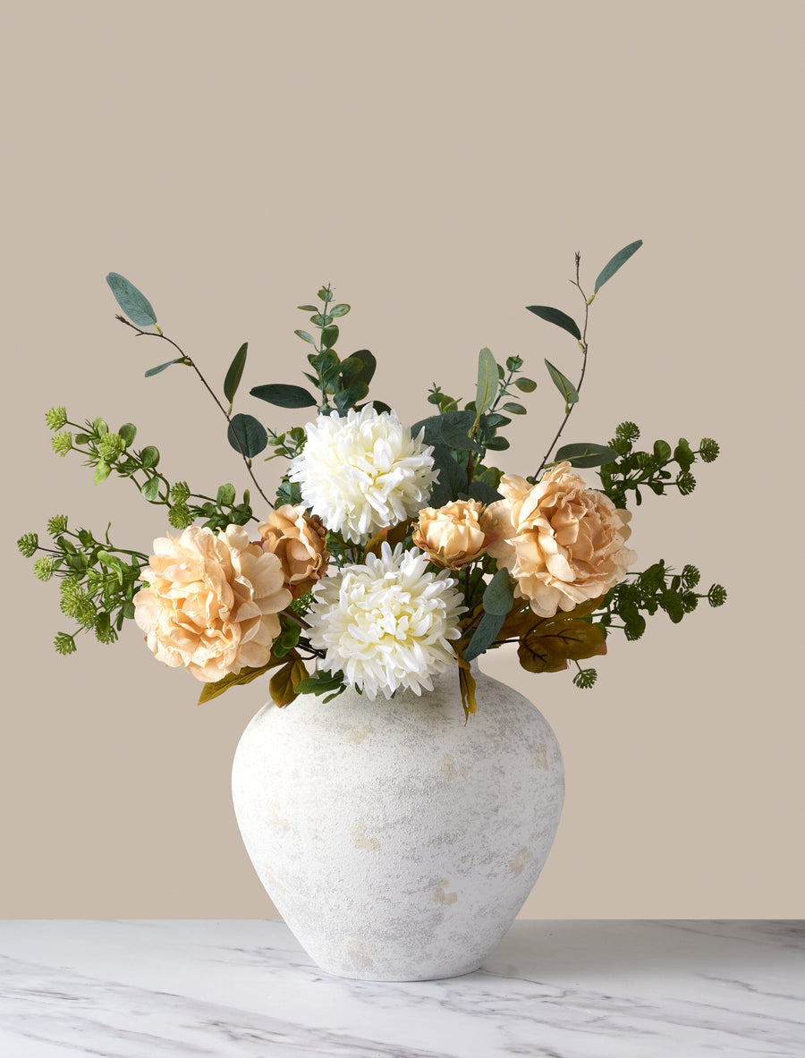 Composition florale artificielle - Pivoine crème et eucalyptus