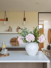 Composition florale artificielle – Eucalyptus et hortensia rose