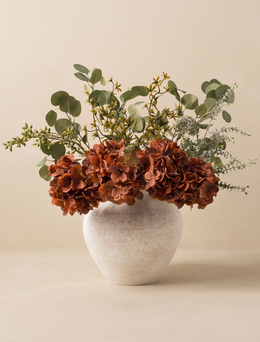 Composition florale artificielle – Eucalyptus et hortensia cannelle