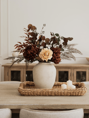 Composition florale artificielle – Dahlia bordeaux et pivoine crème
