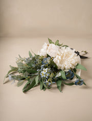 Composition florale artificielle – Dahlia blanc et coquelicot bleu