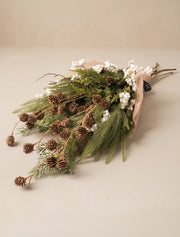 Composition florale artificielle – Baies blanches et pommes de pin