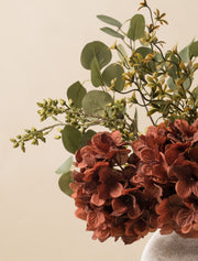 Composition florale artificielle – Eucalyptus et hortensia cannelle