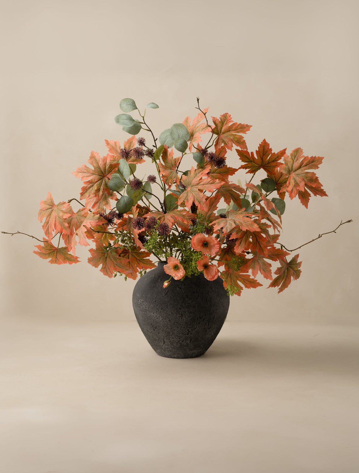 Composition florale artificielle – Feuille d'érable et coquelicot orange