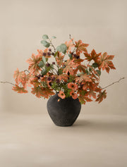 Composition florale artificielle – Feuille d'érable et coquelicot orange