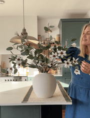 Composition florale artificielle – Eucalyptus et Magnolia blanc