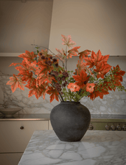 Composition florale artificielle – Feuille d'érable et coquelicot orange
