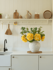 Composition florale artificielle – Eucalyptus et hortensia jaune