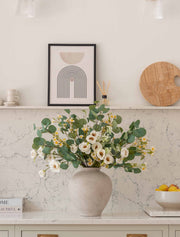 Composition florale artificielle – Eucalyptus et camomille blanche