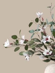 Composition florale artificielle – Eucalyptus et Magnolia blanc