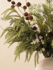 Composition florale artificielle – Baies blanches et pommes de pin