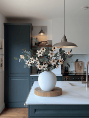 Composition florale artificielle – Eucalyptus et magnolia crème