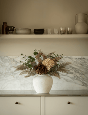 Composition florale artificielle – Fougère taupe et hortensias crème