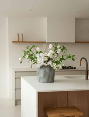 Composition florale artificielle – Tulipe et Agapanthe blanche