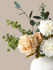 Composition florale artificielle – Pivoine crème et eucalyptus