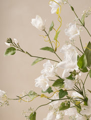 Composition florale artificielle – Campanules et clématites blanches