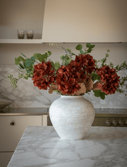 Composition florale artificielle – Eucalyptus et hortensia cannelle