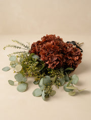 Composition florale artificielle – Eucalyptus et hortensia cannelle