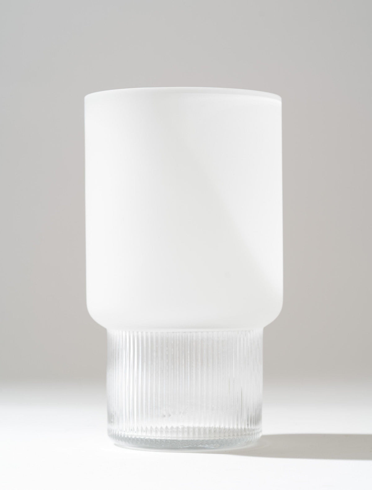 Vase en verre nervuré dépoli – Transparent