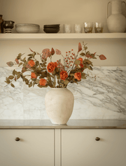 Composition florale artificielle – Roses orange et feuillage safran