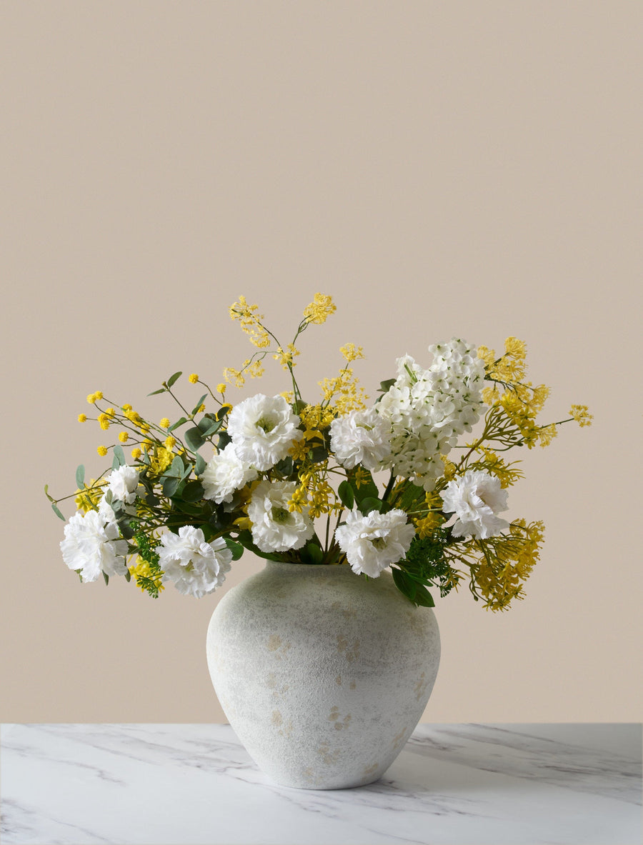 Composition florale artificielle - Eucalyptus, Mimosa jaune et Dahlia blanc