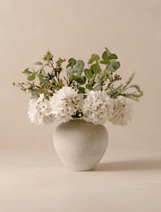 Composition florale artificielle – Eucalyptus et hortensia blanc