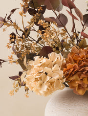 Composition florale artificielle – Hortensia orange et eucalyptus