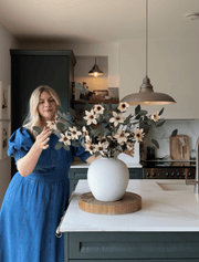 Composition florale artificielle – Eucalyptus et magnolia crème