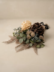 Composition florale artificielle – Fougère taupe et hortensias crème
