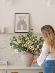 Composition florale artificielle – Eucalyptus et camomille blanche