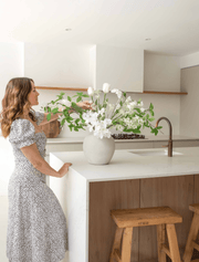 Composition florale artificielle – Tulipe et Agapanthe blanche