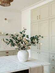 Composition florale artificielle – Eucalyptus et magnolia crème