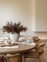 Composition florale artificielle – Grandes baies bordeaux et feuillage d’olivier