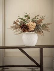 Composition florale artificielle – Fougère taupe et hortensias crème