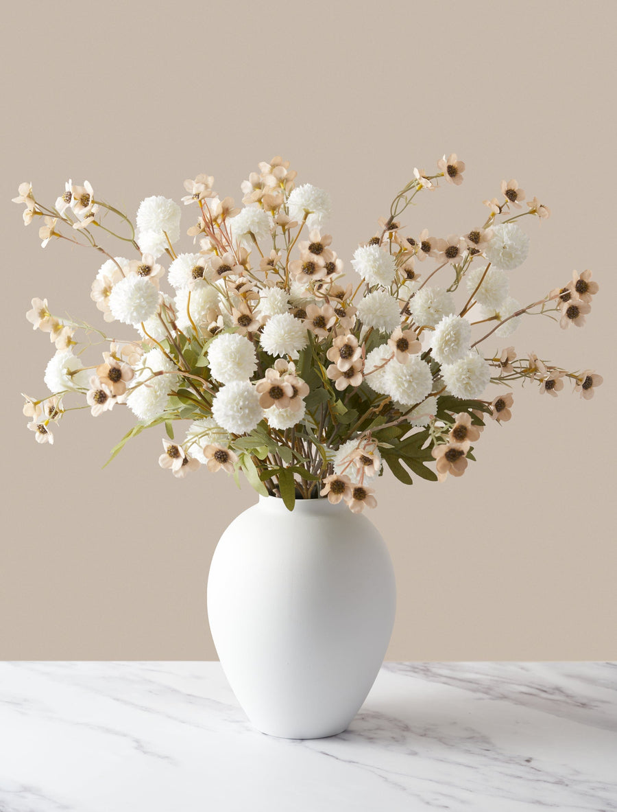 Composition florale artificielle – Fleurs de cire ivoire