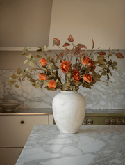 Composition florale artificielle – Roses orange et feuillage safran