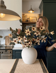 Composition florale artificielle – Eucalyptus et magnolia crème