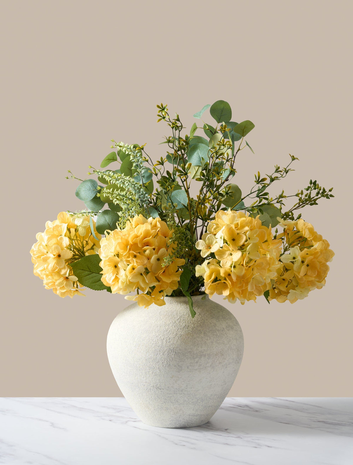 Composition florale artificielle – Eucalyptus et hortensia jaune