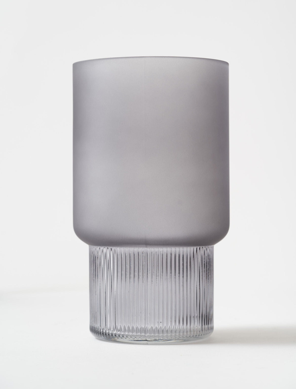 Vase en verre nervuré dépoli – Gris
