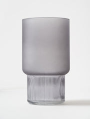 Vase en verre nervuré dépoli – Gris