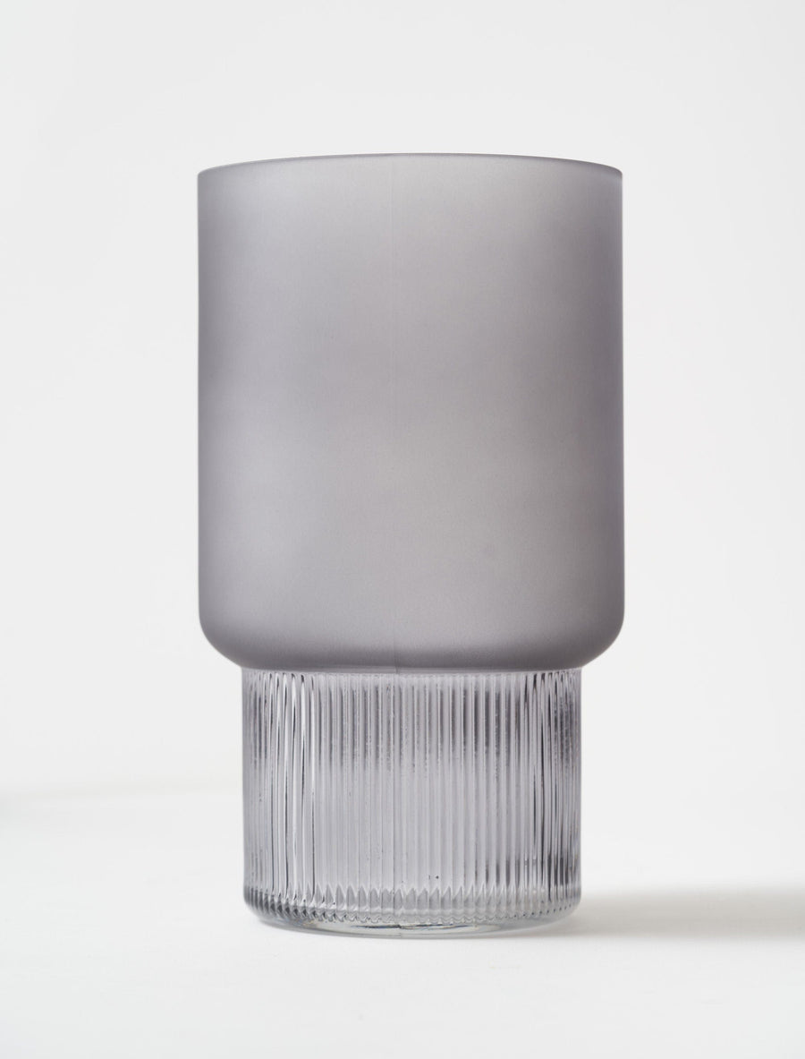 Vase en verre nervuré dépoli – Gris